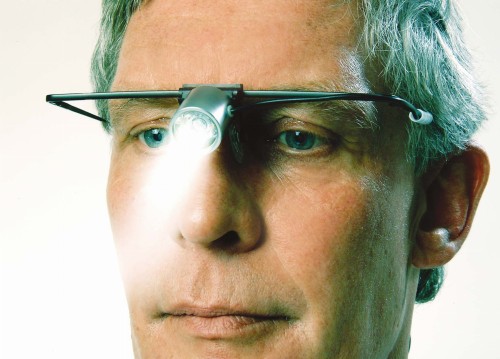 Oświetlenie światłowodowe mocowane do lup i okularów